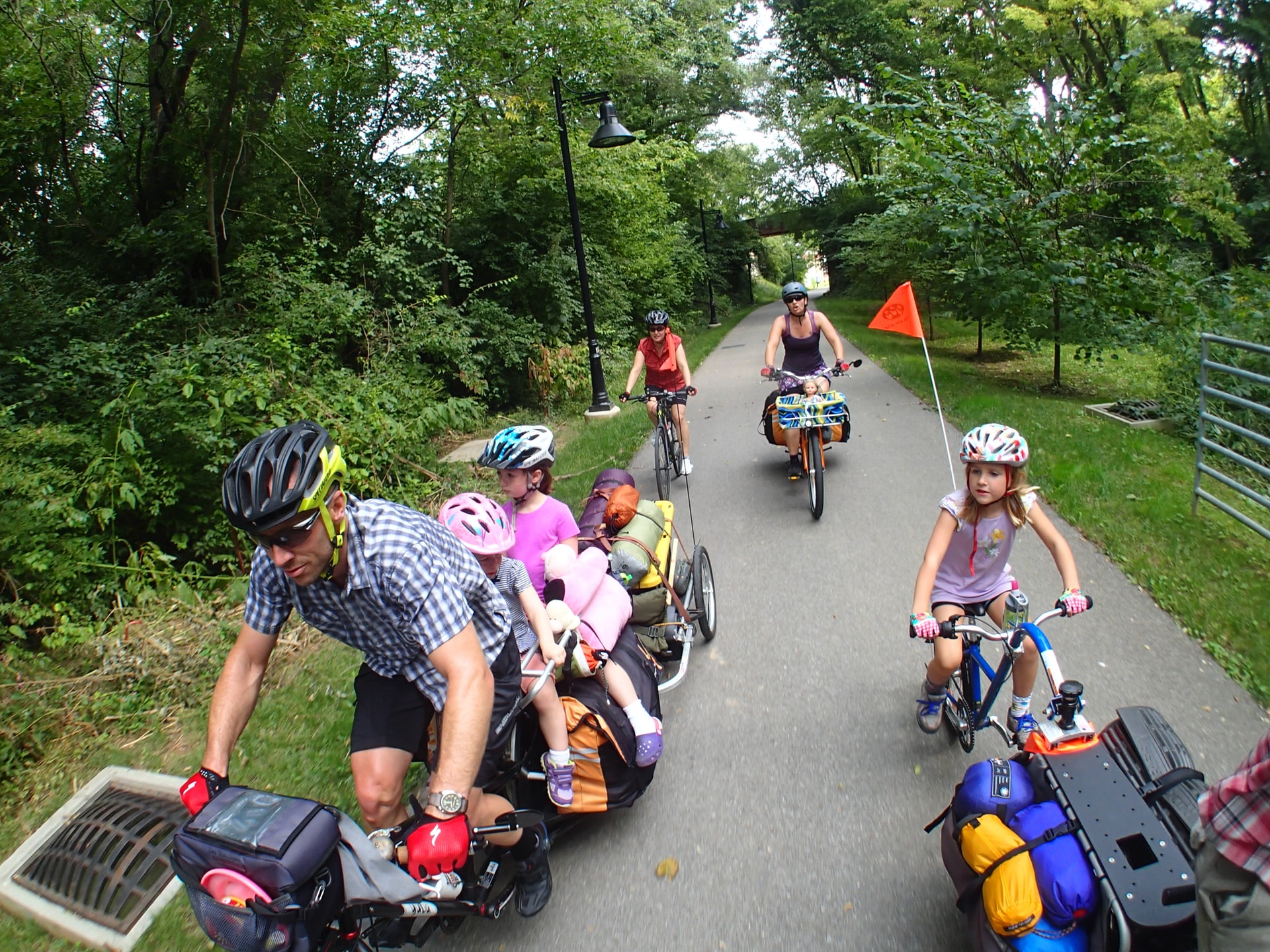Tag dine børn med på oplevelse i skoven med en cykelanhænger
